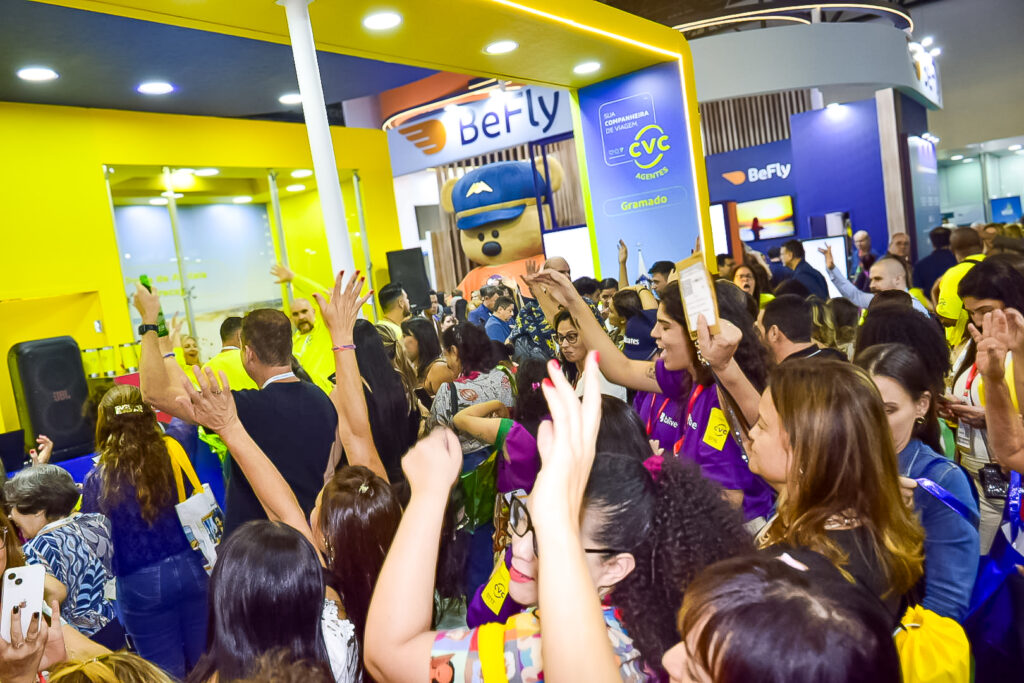 Estande CVC lotado durante ativação com o público