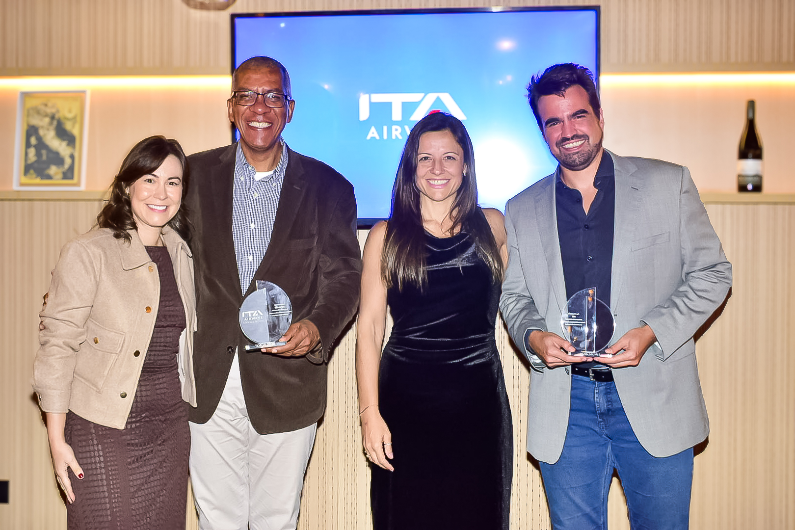 Executivas da ITA com os vencedores da categoria Corporativo Executivas da ITA com os vencedores da categoria Corporativo