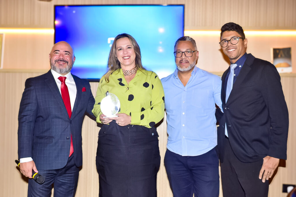 Executivos da ITA com os vencedores da categoria Varejo