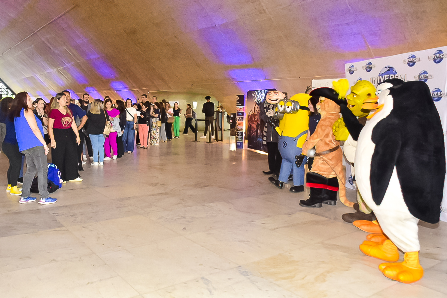 Fila de agents para fotografar com os personagens da Universal Fila de agents para fotografar com os personagens da Universal
