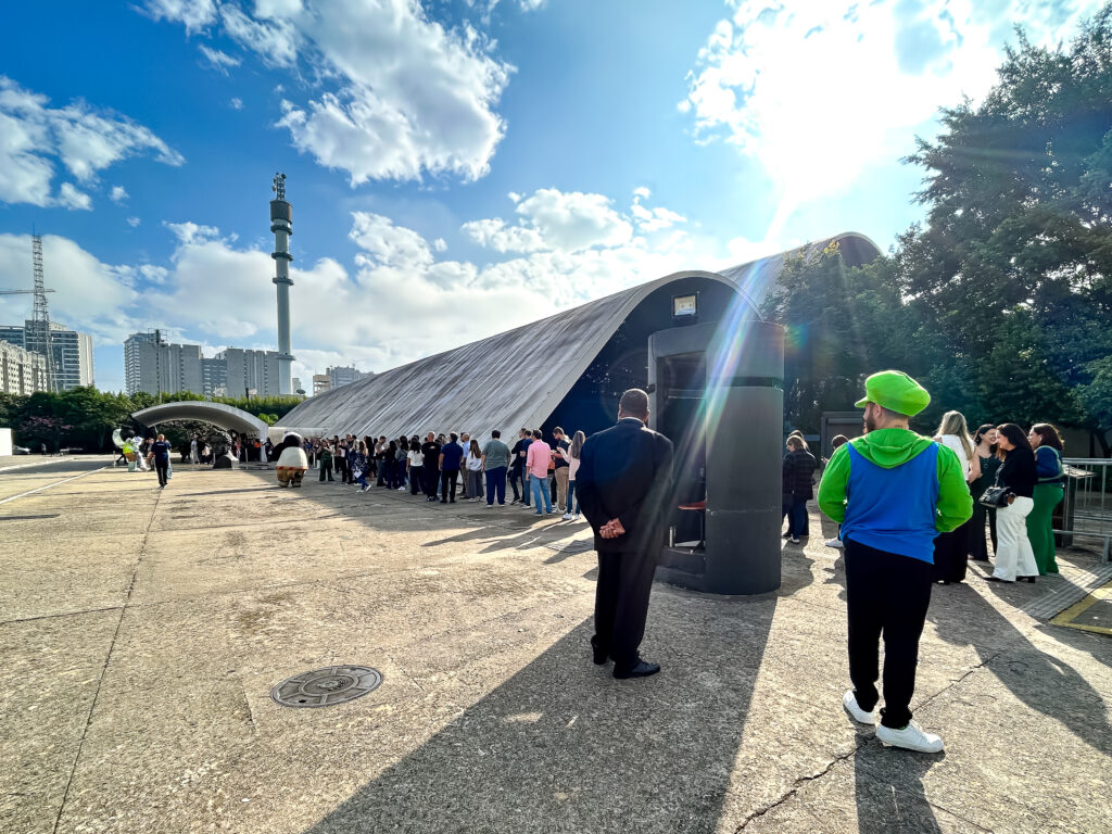 Fila para entrada no auditório no Memorial da América Latina onde acontece o Universal and U