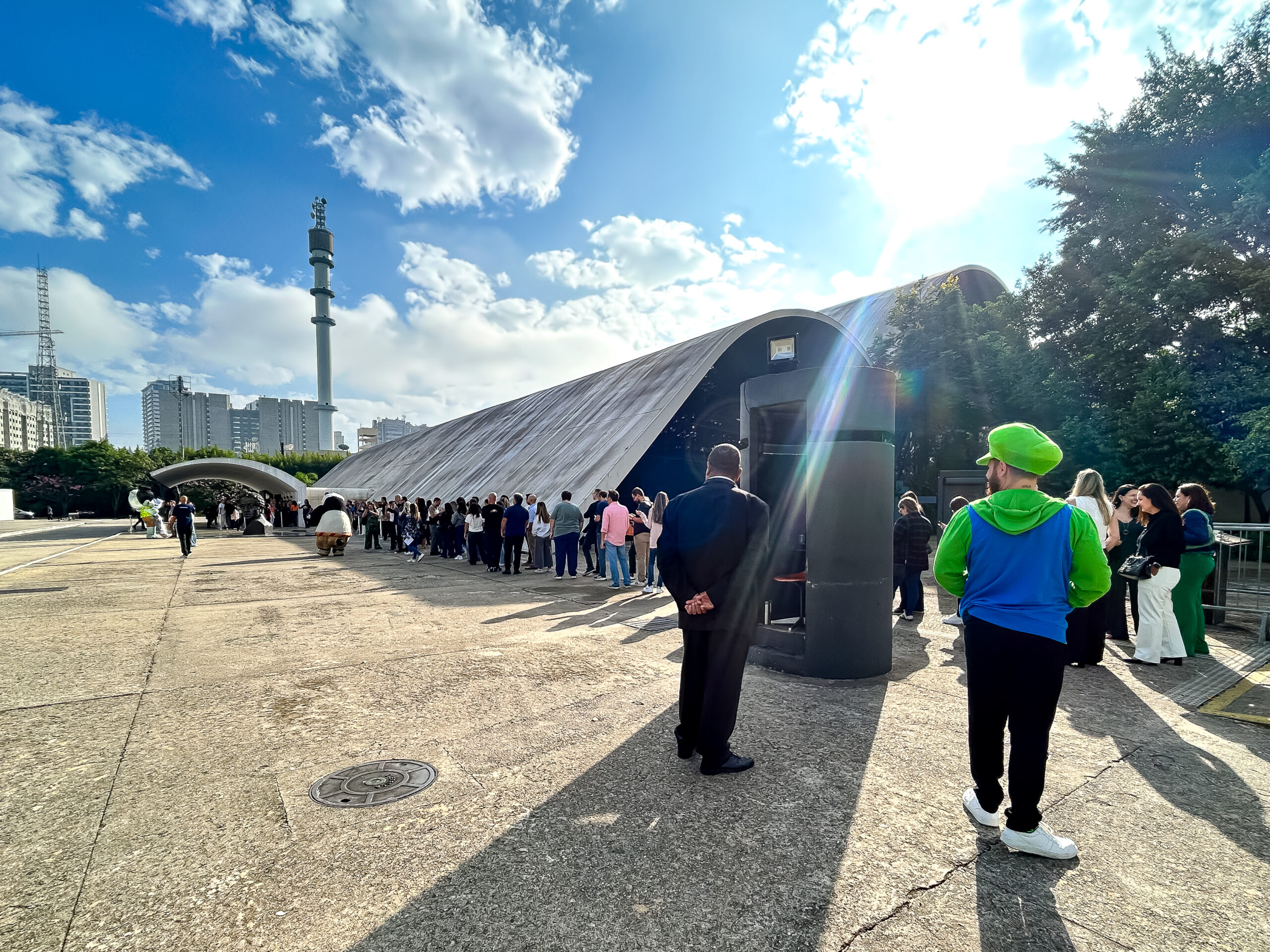 Fila para entrada no auditório no Memorial da América Latina onde acontece o Universal and U Fila para entrada no auditório no Memorial da América Latina onde acontece o Universal and U
