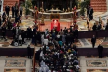 Mais de 150 mil pessoas visitaram velório do papa Francisco
