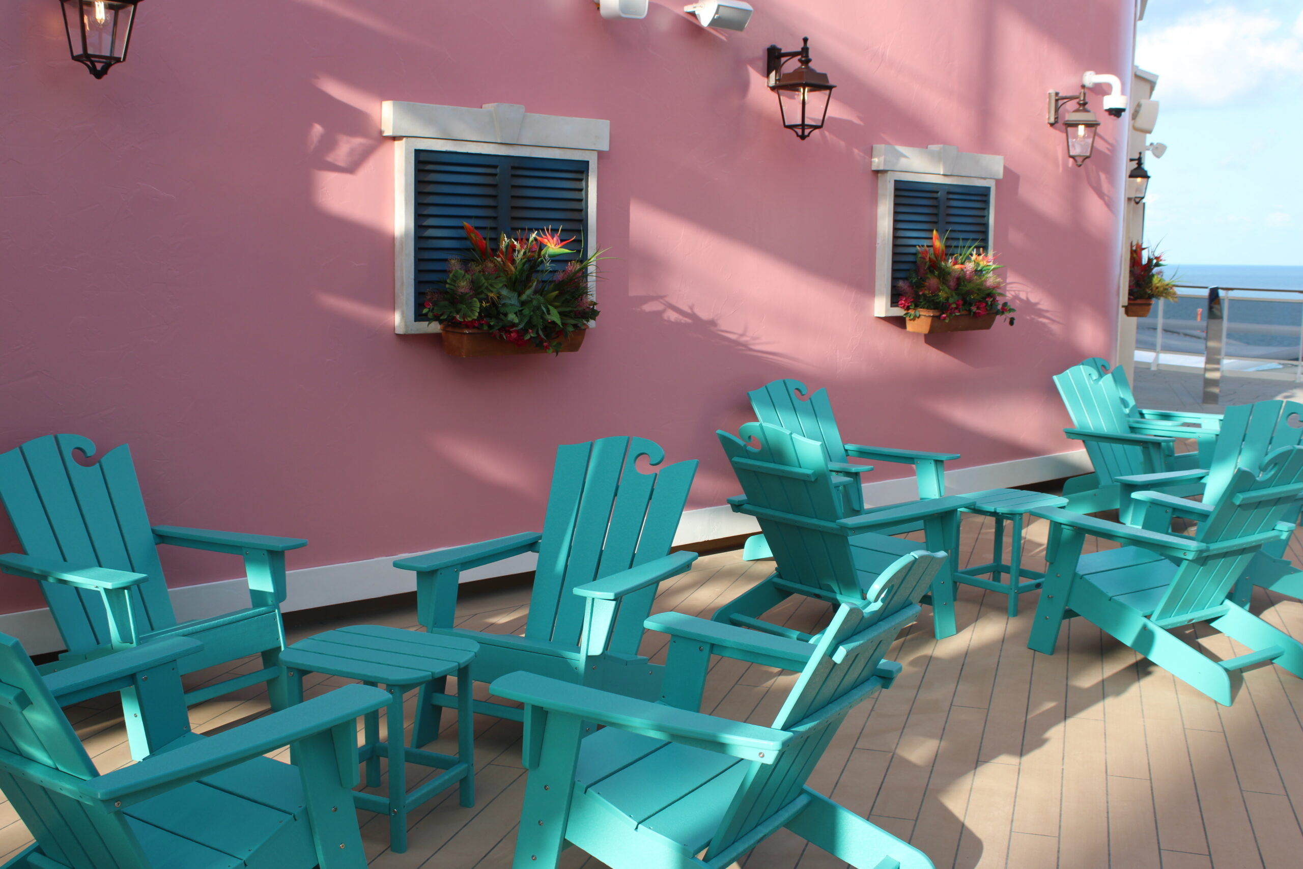 Há espaços para descanso e relaxamento no The Harbour