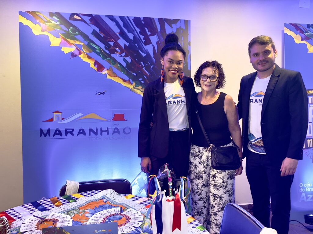 Helena Chaves, da Lenakey, entre Layna Santos e Ruan Tavares, da Setur Maranhão Helena Chaves, da Lenakey, entre Layna Santos e Ruan Tavares, da Setur Maranhão