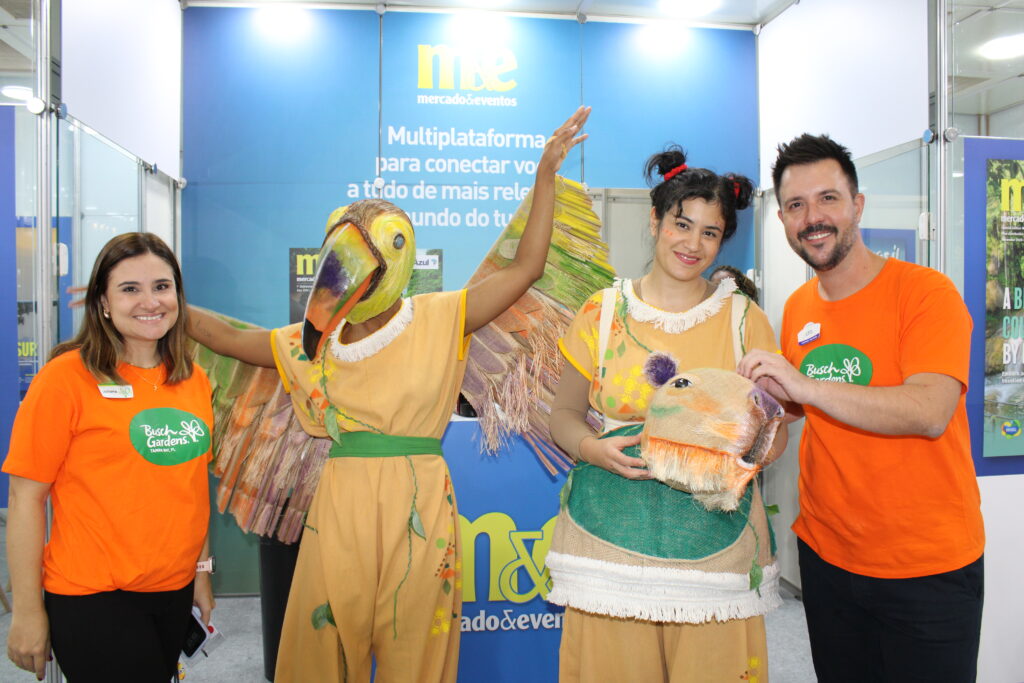 Juliana Bordin e Leonardo Fortes, da United Parks com personagens no estande do M&E