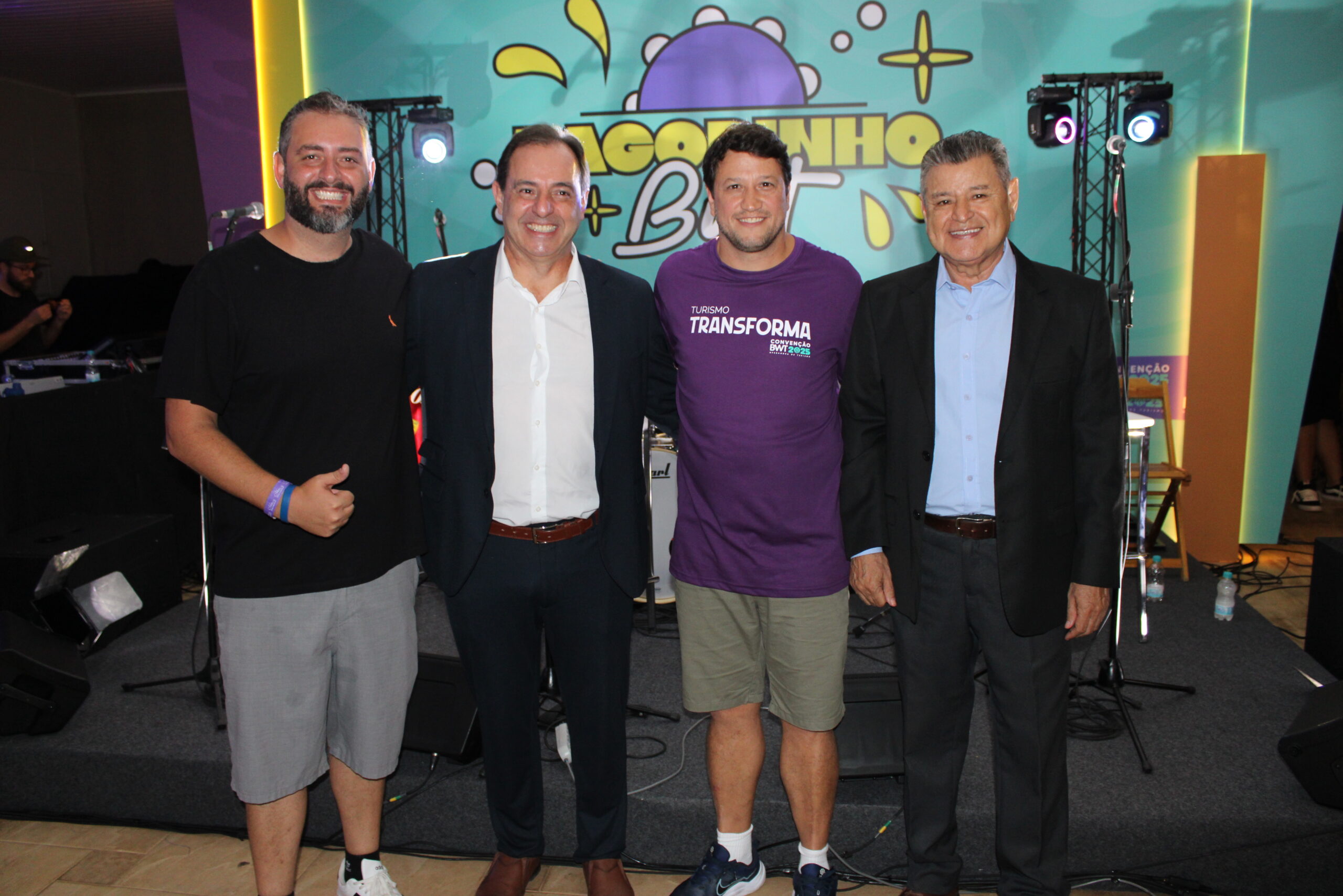 Gabriel Cordeiro, diretor geral da BWT Operadora; Irapuã Júnior, presidente da Viaje Paraná; Adonai Arruda Filho, CEO da BWT Operadora; e Felipe Gonzalez, presidente da Cassino Tour (Felipe Abílio/MeE) Gabriel Cordeiro, diretor geral da BWT Operadora; Irapuã Júnior, presidente da Viaje Paraná; Adonai Arruda Filho, CEO da BWT Operadora; e Felipe Gonzalez, presidente da Cassino Tour (Felipe Abílio/MeE)