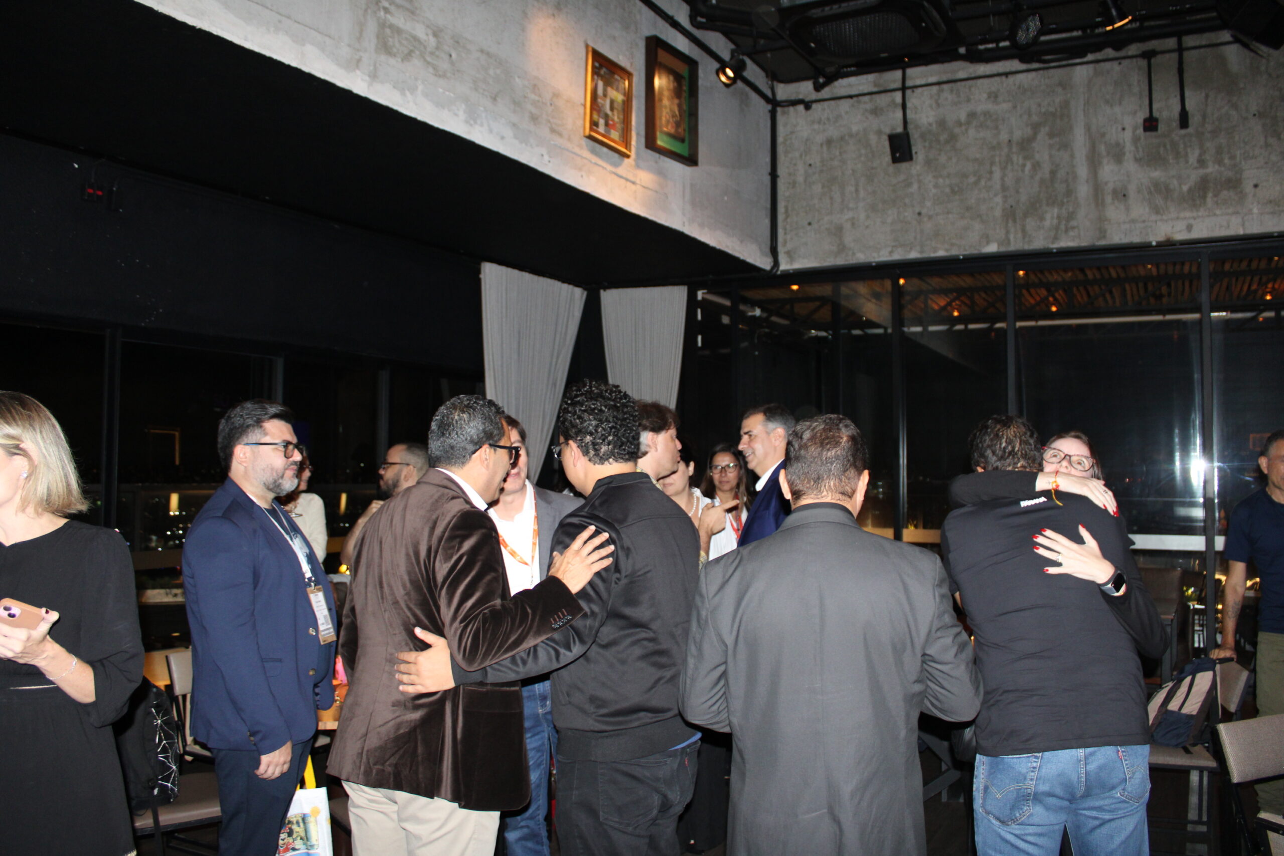 Convidados realizam networking durante o evento Convidados realizam networking durante o evento