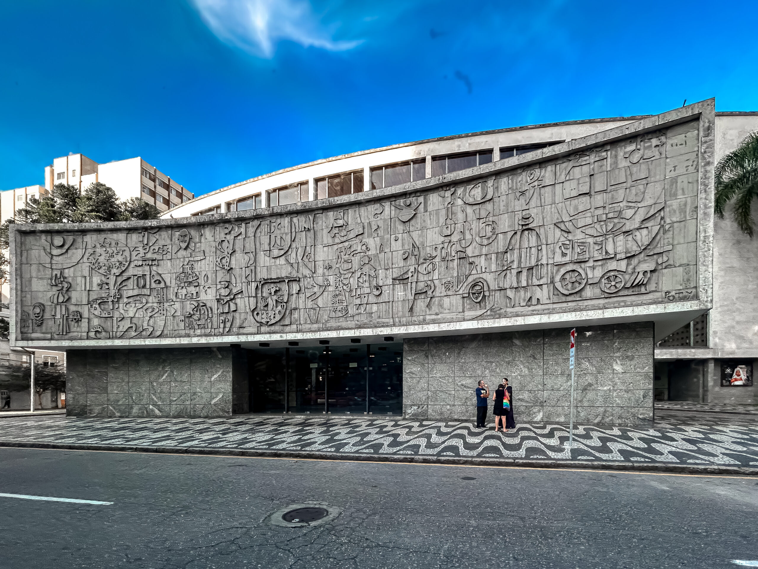 Fachada do Teatro Guaíra com mural de Poty Lazzarotto Fachada do Teatro Guaíra com mural de Poty Lazzarotto