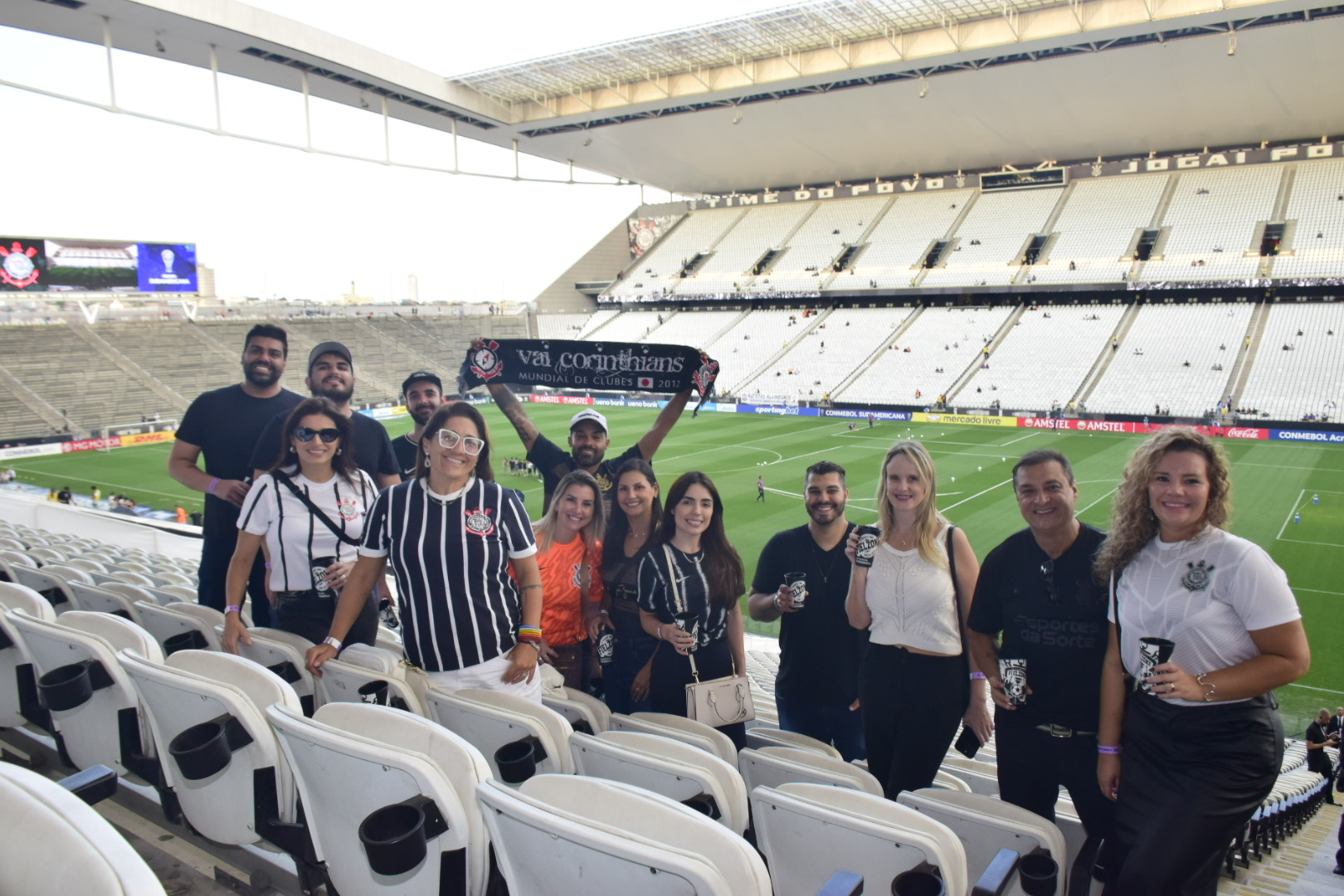 Os convidados puderam assistir ao jogo do Corinthians com vista privilegiada Os convidados puderam assistir ao jogo do Corinthians com vista privilegiada