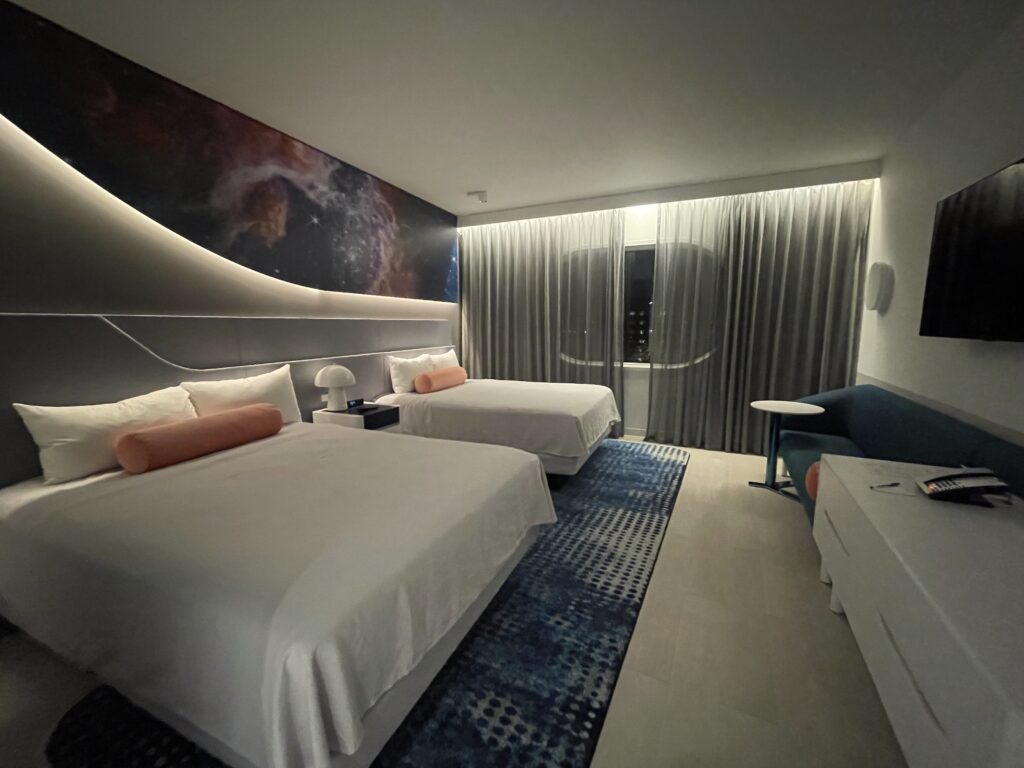 O quarto é espaçoso e conta com duas camas