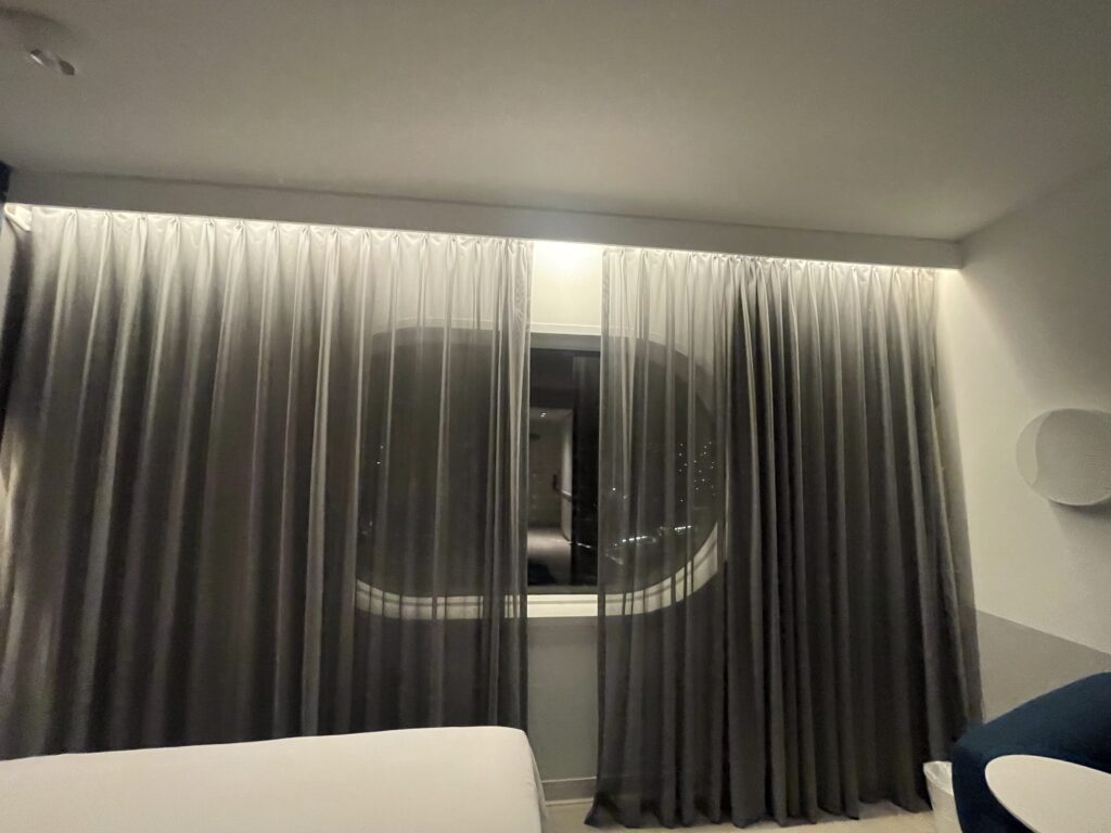 A janela das acomodações tem um design moderno e que conversa com a temática do hotel