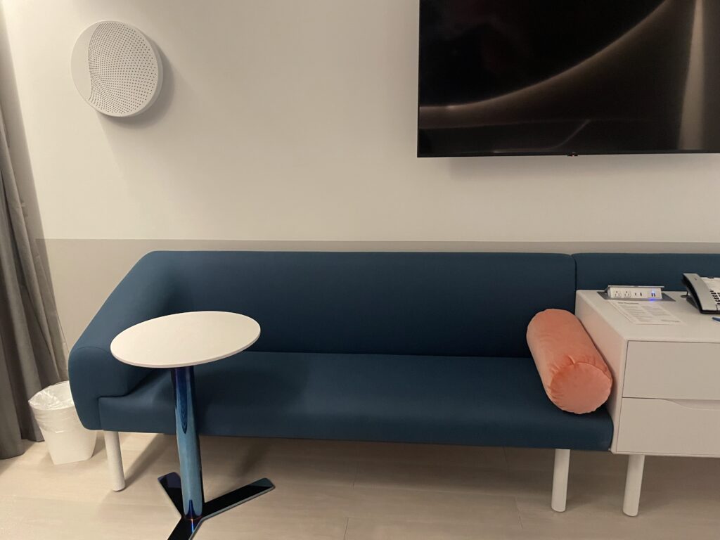 Um sofá com mesa para trabalho