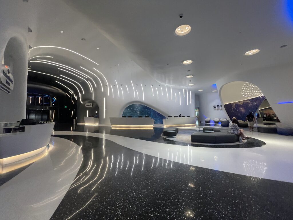O impressionante lobby 'futurista' do hotel