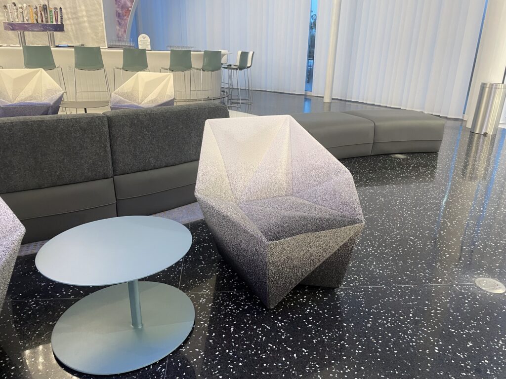 O mobiliário do hotel é todo futurista