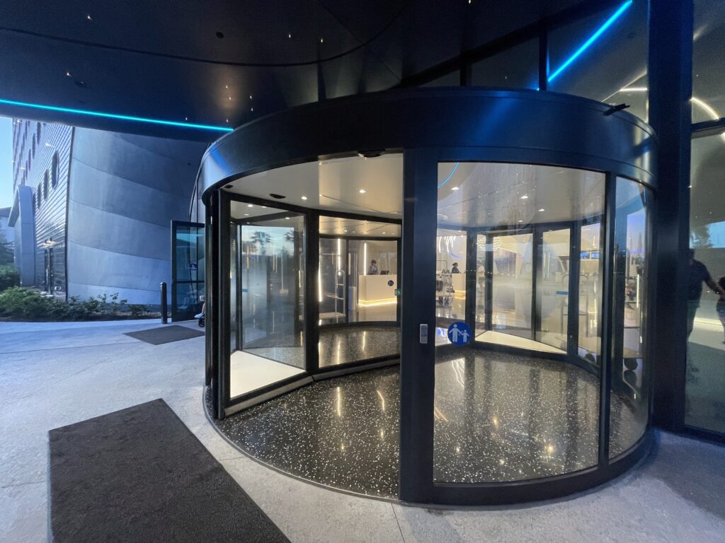 A porta giratória que dá acesso ao lobby é uma experiencia a parte
