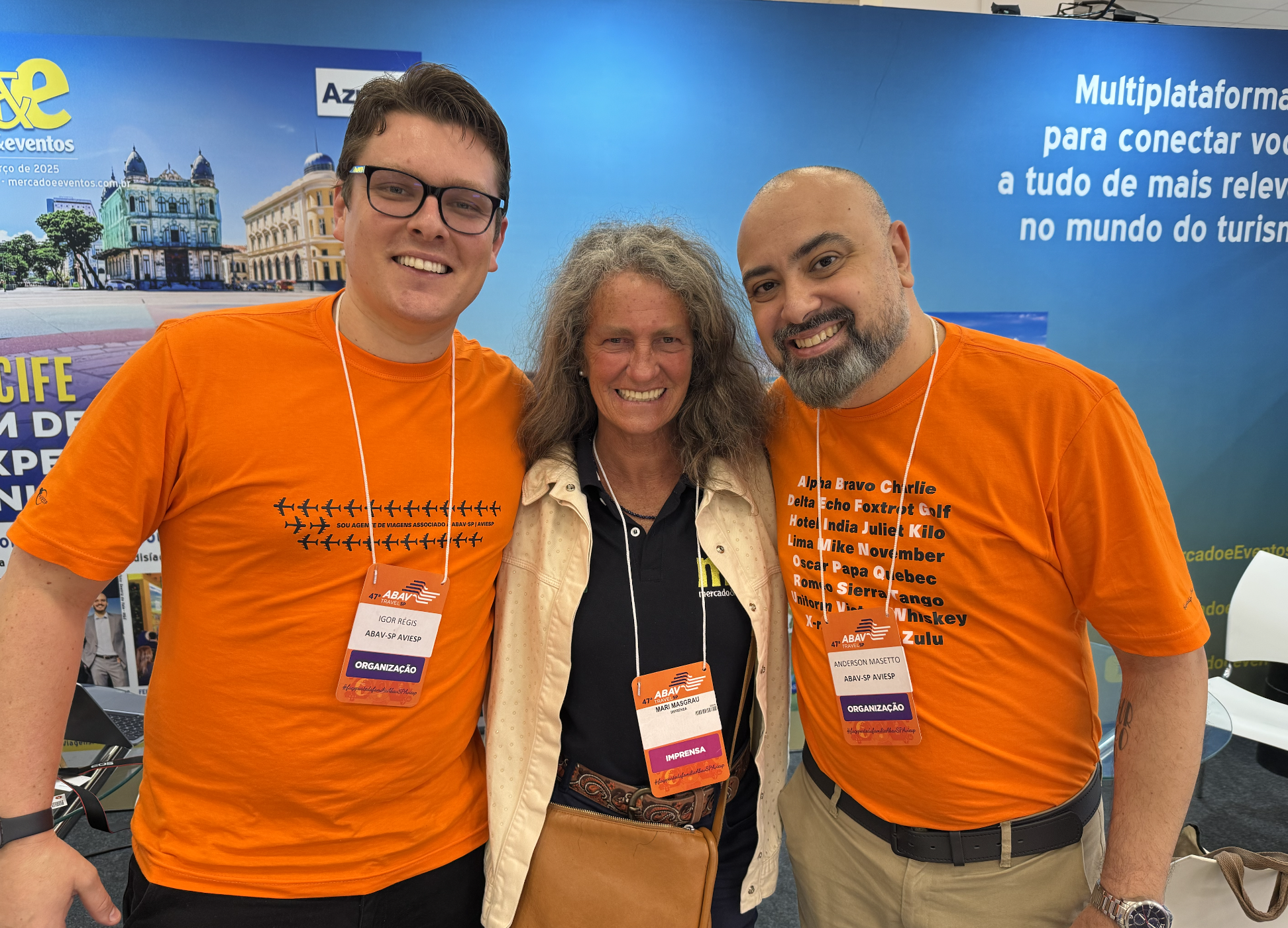 Igor Regis e Anderson Masetto, da Abav-SP, com Mari Masgrau, do Mercado e Eventos