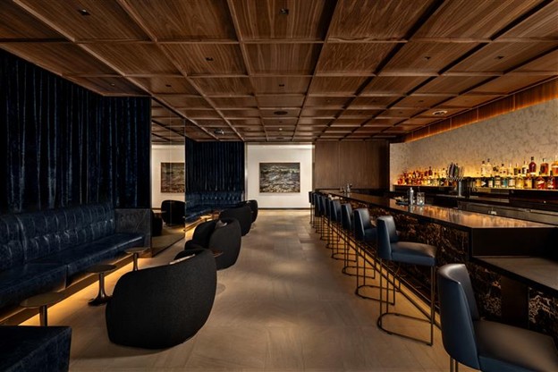 Imagem new lounge Crate e Barrel United amplia lounge premium em Chicago com decoração assinada e novo bar