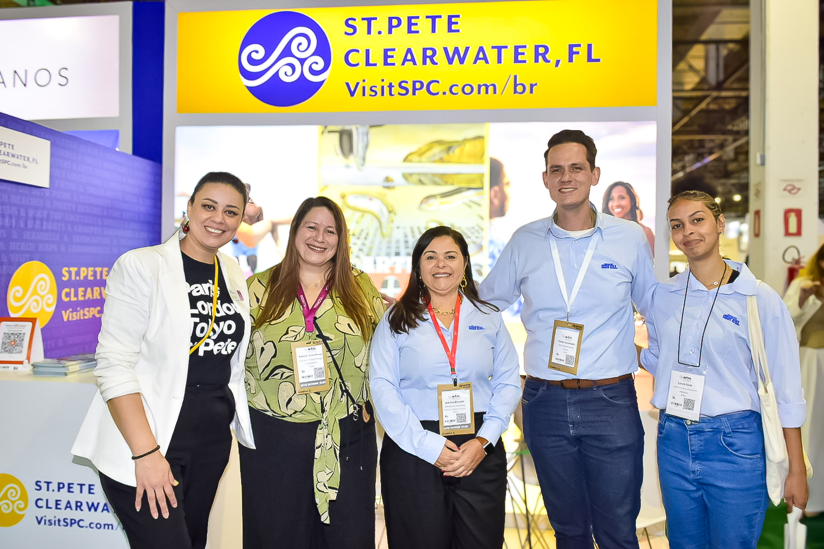 Ingrid Facchinette e Rafaella Brown, da Aviareps com parceiros da Abreu