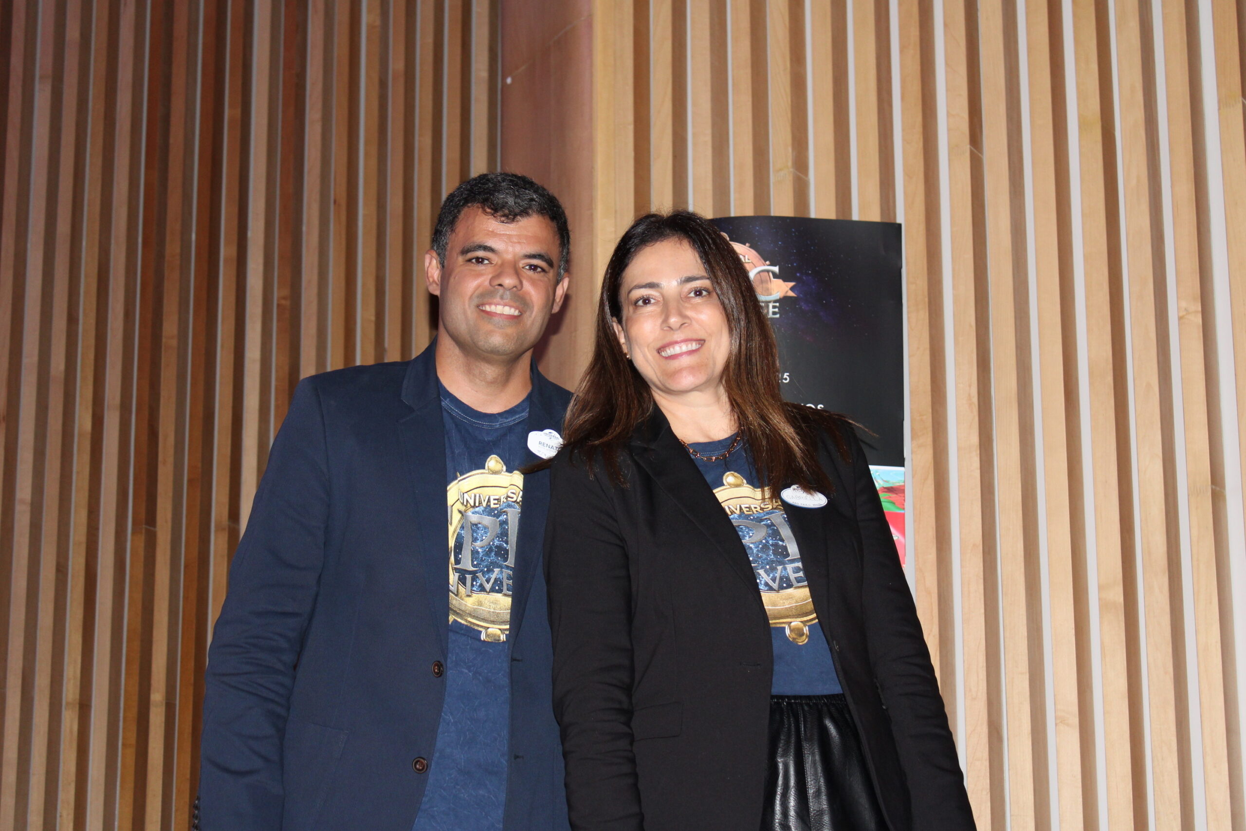 Capacitação para o Epic Universe reúne mais de 600 profissionais do trade no Museu do Amanhã, no RJ 2 Jose Goncalves gerente de Desenvolvimento de Negocios e Gabriela Cavalheiro diretora de Desenvol scaled Capacitação para o Epic Universe reúne mais de 600 profissionais do trade no Museu do Amanhã, no RJ