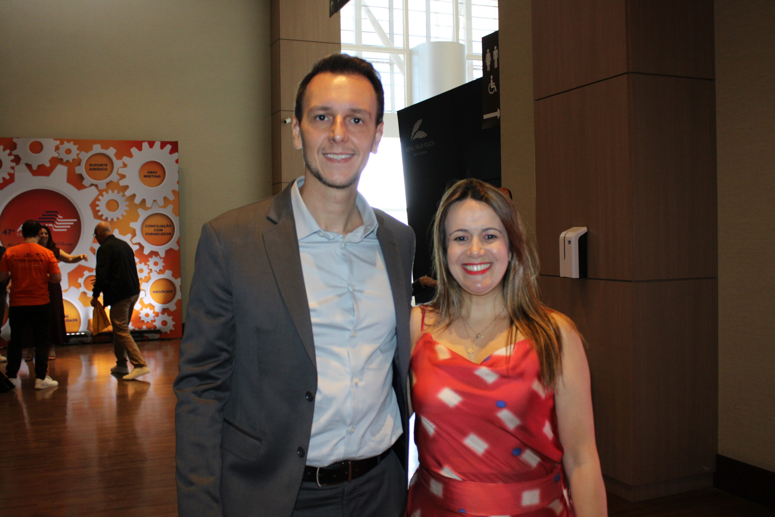 Juliana Assumpção e Bruno Waltrick, da Abav SP Juliana Assumpção e Bruno Waltrick, da Abav SP