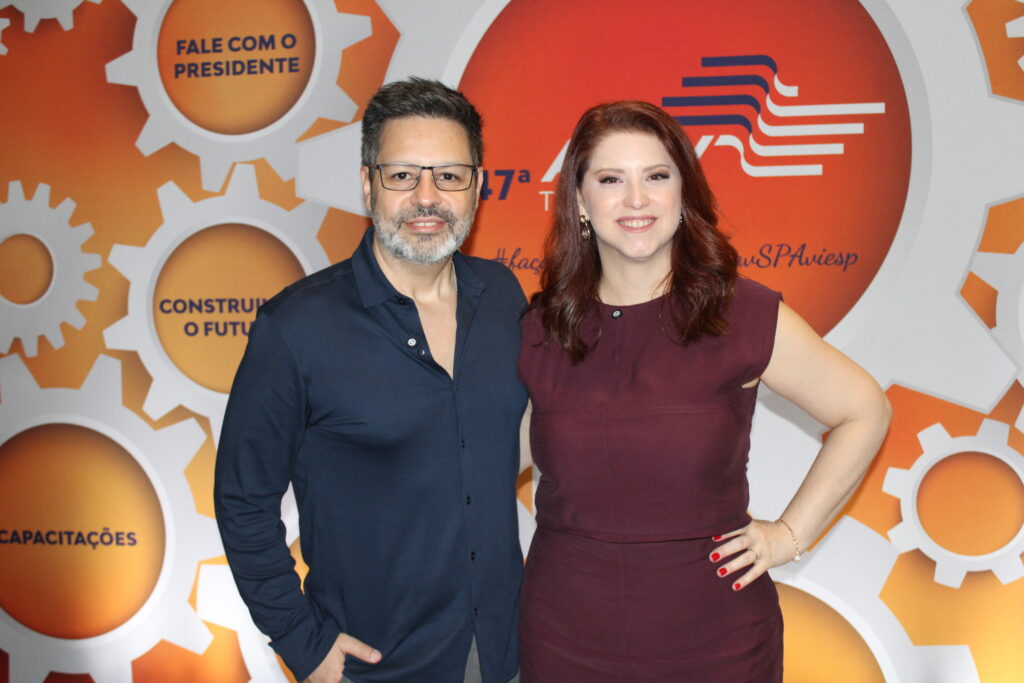 Juliana Rosa, jornalista e comentarista da Band, e Nando Monteiro, músico e historiador da Band