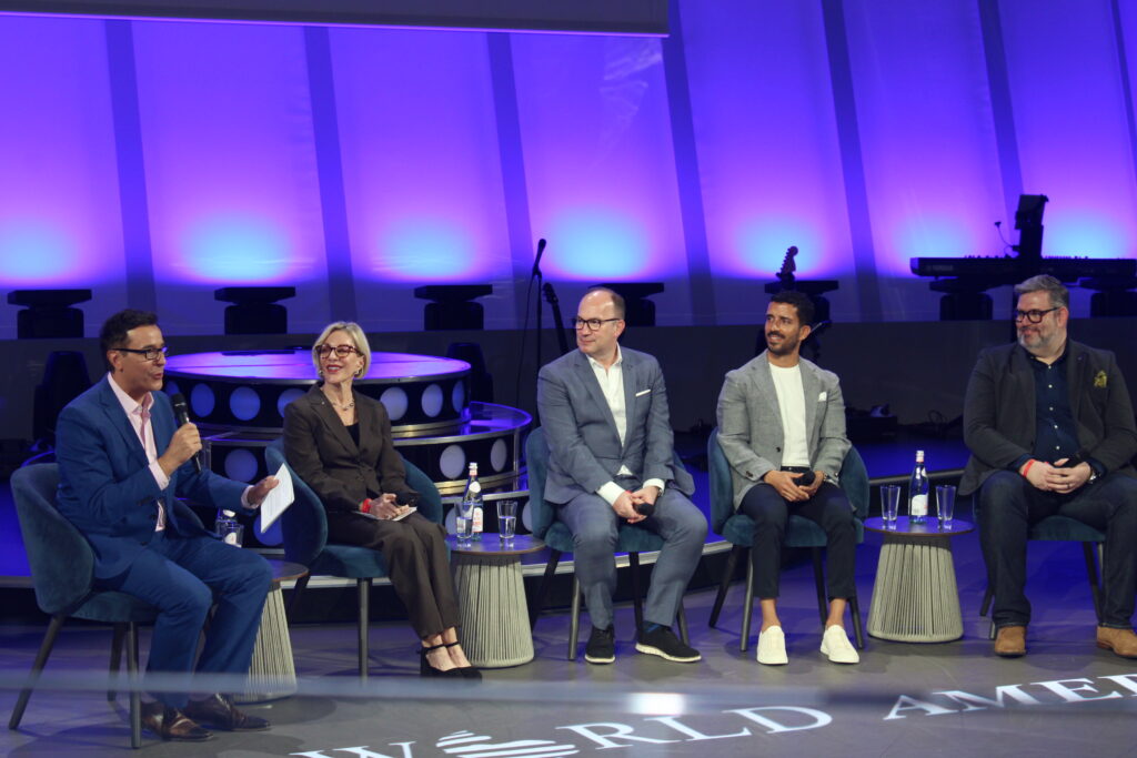 Kris Anderson mediou o painel com Lynn Torrent, Presidente MSC Cruises North America, Bernhard Stacher, SVP Shipboard Hospitality Operations, Will Monts, Head of Guest Experience and Innovatio