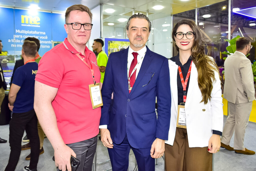 Leonardo Segantin e Thalita pinheiro, da EZLink no Brasil, com Rhoger Martin, da Resolv Vistos