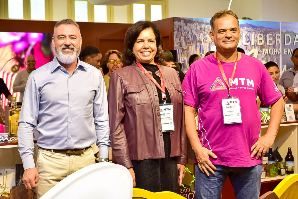 Leônidas Oliveira e Patrícia Moreira, da Secretaria de Turismo de MG com Peter Mangabeira, da Abav-MG
