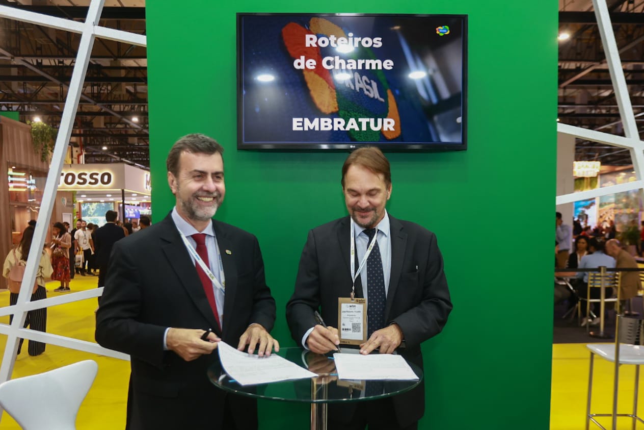 Embratur e Roteiros de Charme vão promover o Brasil como destino de hospedagem sustentável 1 Marcelo Freixo Embratur assinatura parceria Roteiros de Charme na WTM Latin America 2025 foto Embratur Divulgacao Embratur e Roteiros de Charme vão promover o Brasil como destino de hospedagem sustentável