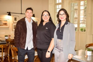 Mário Teixeira e Thalita pinheiro, da EZLink no Brasil com Adriana Rivera, da rede RIU Hotels & Resorts (Ana Azevedo/M&E)