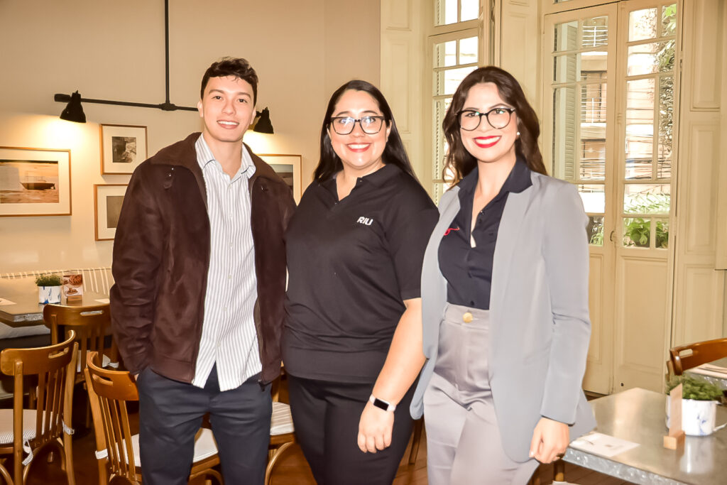 Mário Teixeira e Thalita pinheiro, da EZLink no Brasil com Adriana Rivera, da rede RIU Hotels & Resorts Mário Teixeira e Thalita pinheiro, da EZLink no Brasil com Adriana Rivera, da rede RIU Hotels & Resorts