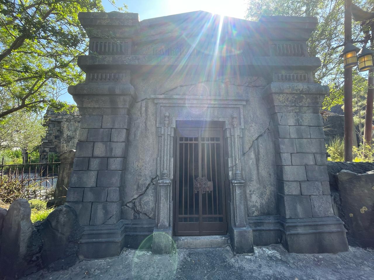 Mausoléus compõem a decoração deste mundo