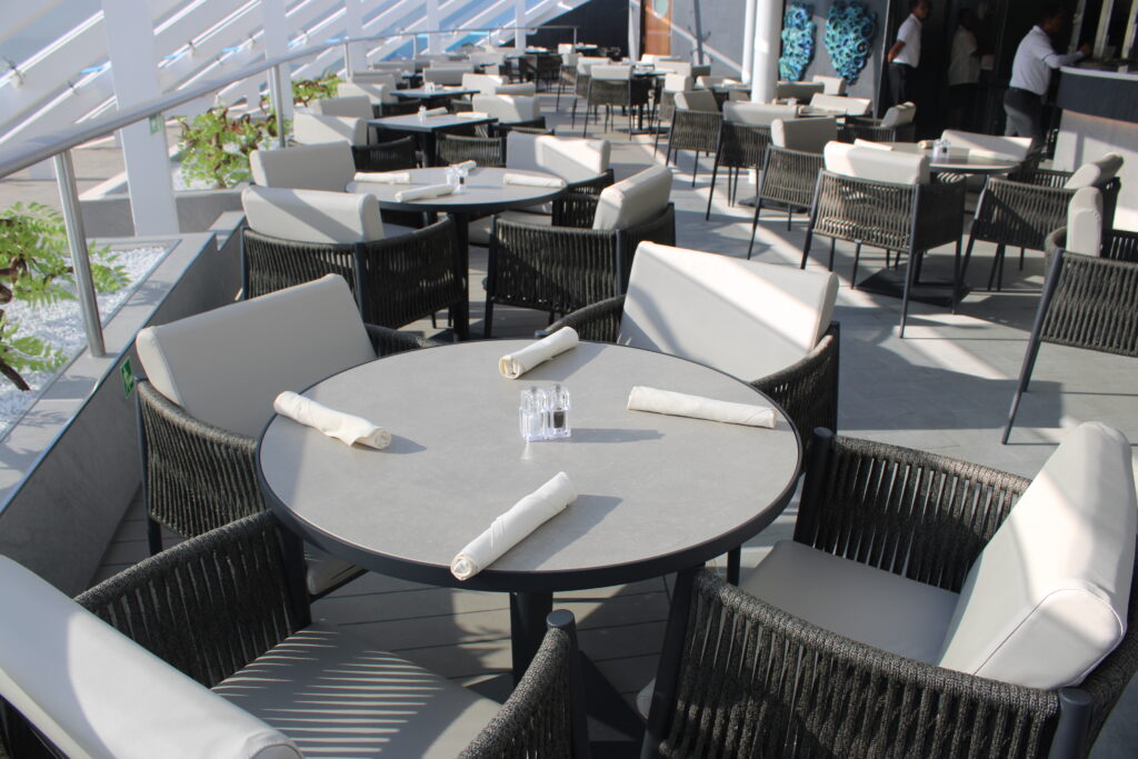Mesas do Grill & Bar, restaurante casual do Yatch Club