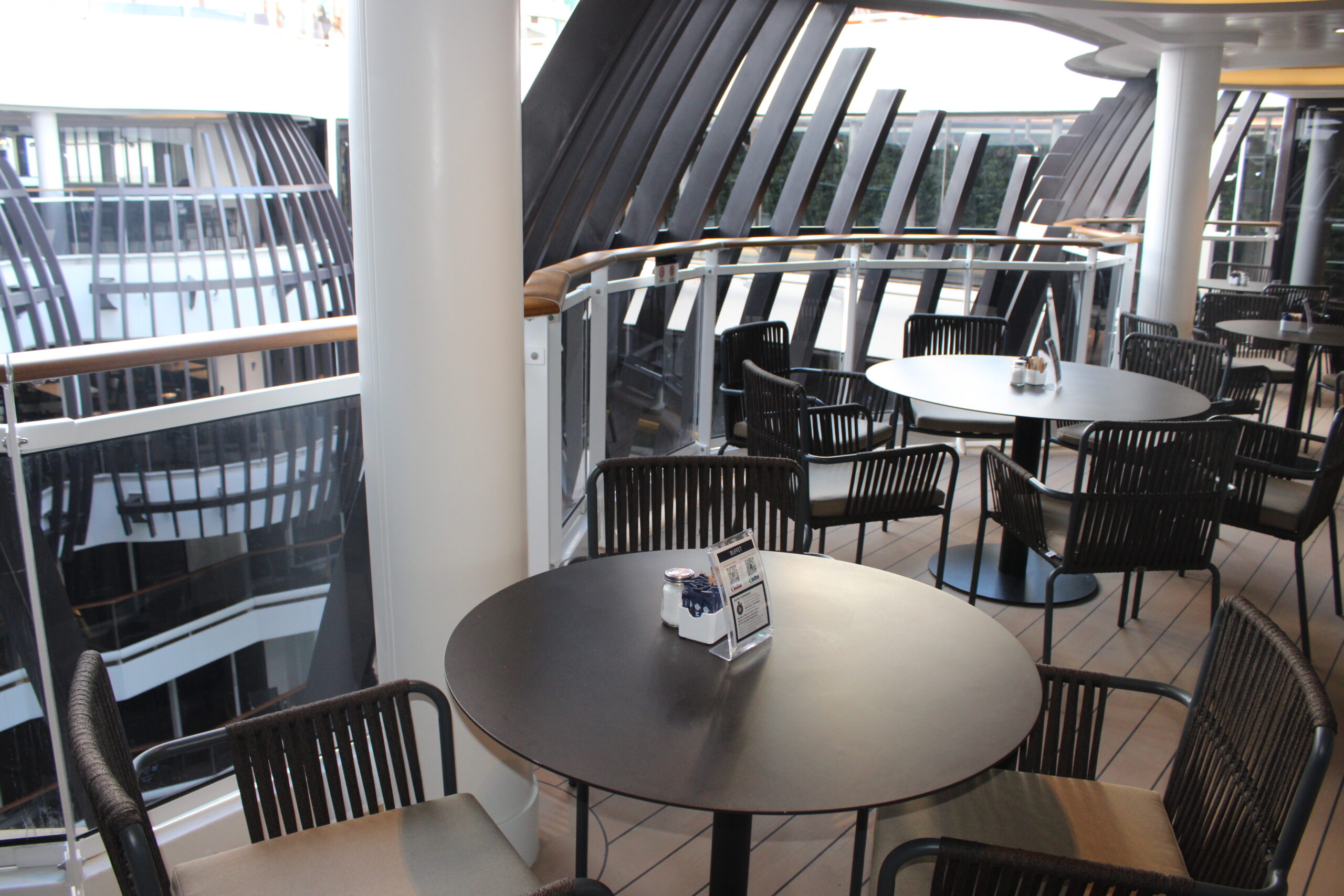 Mesas na varanda do La Brasserie, um dos buffets do navio