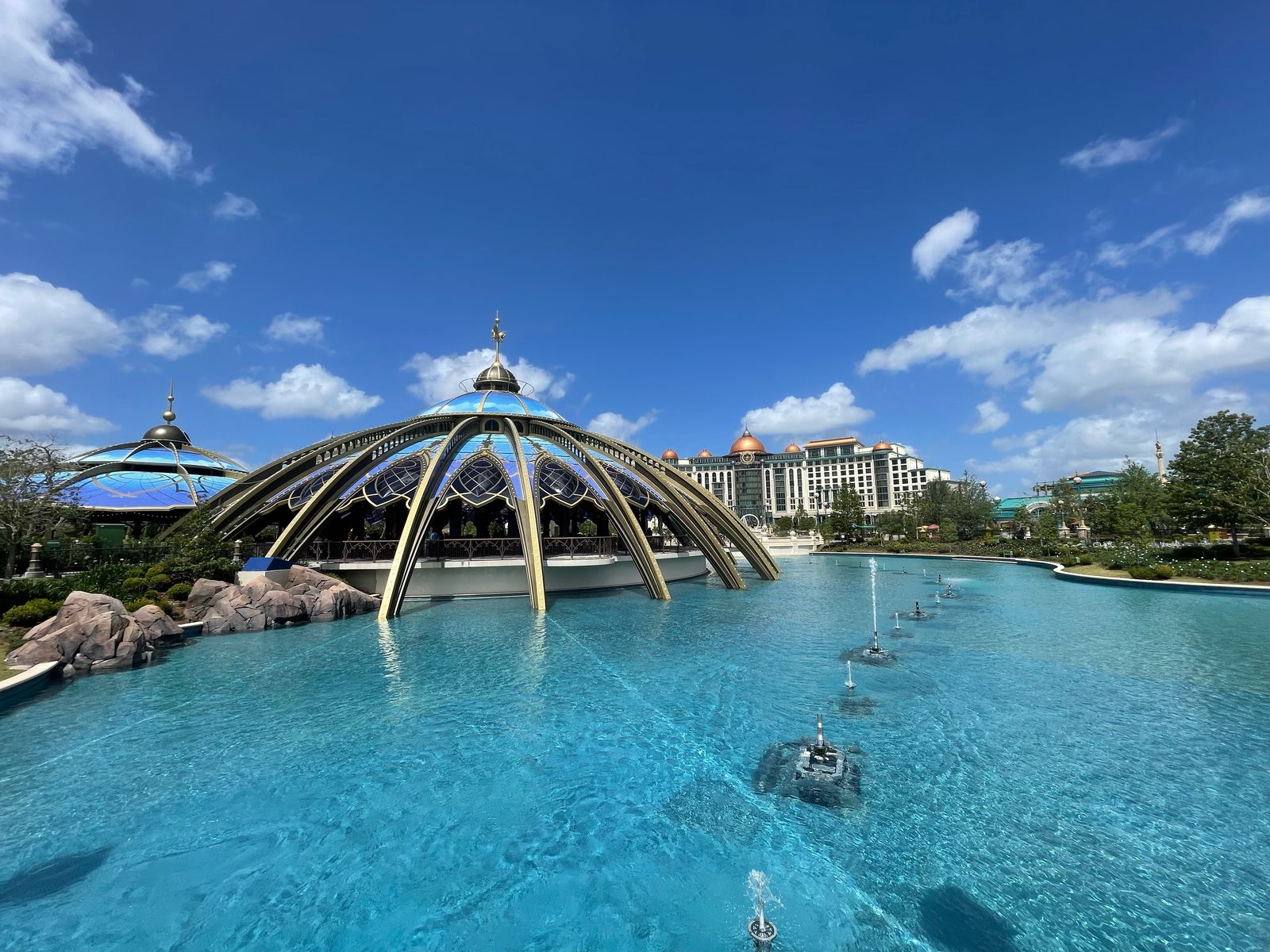 Muita fontes espalhadas pelo parque