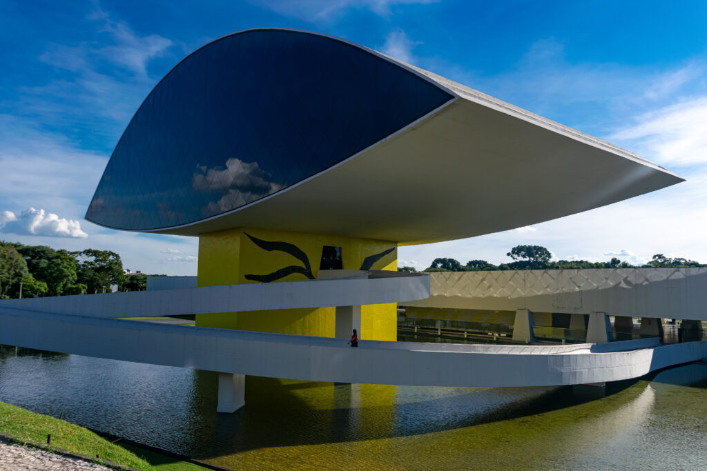 Museu Oscar Niemeyer (MON) abriga exposições e é um dos espaços culturais mais importantes do Brasil Museu Oscar Niemeyer (MON) abriga exposições e é um dos espaços culturais mais importantes do Brasil