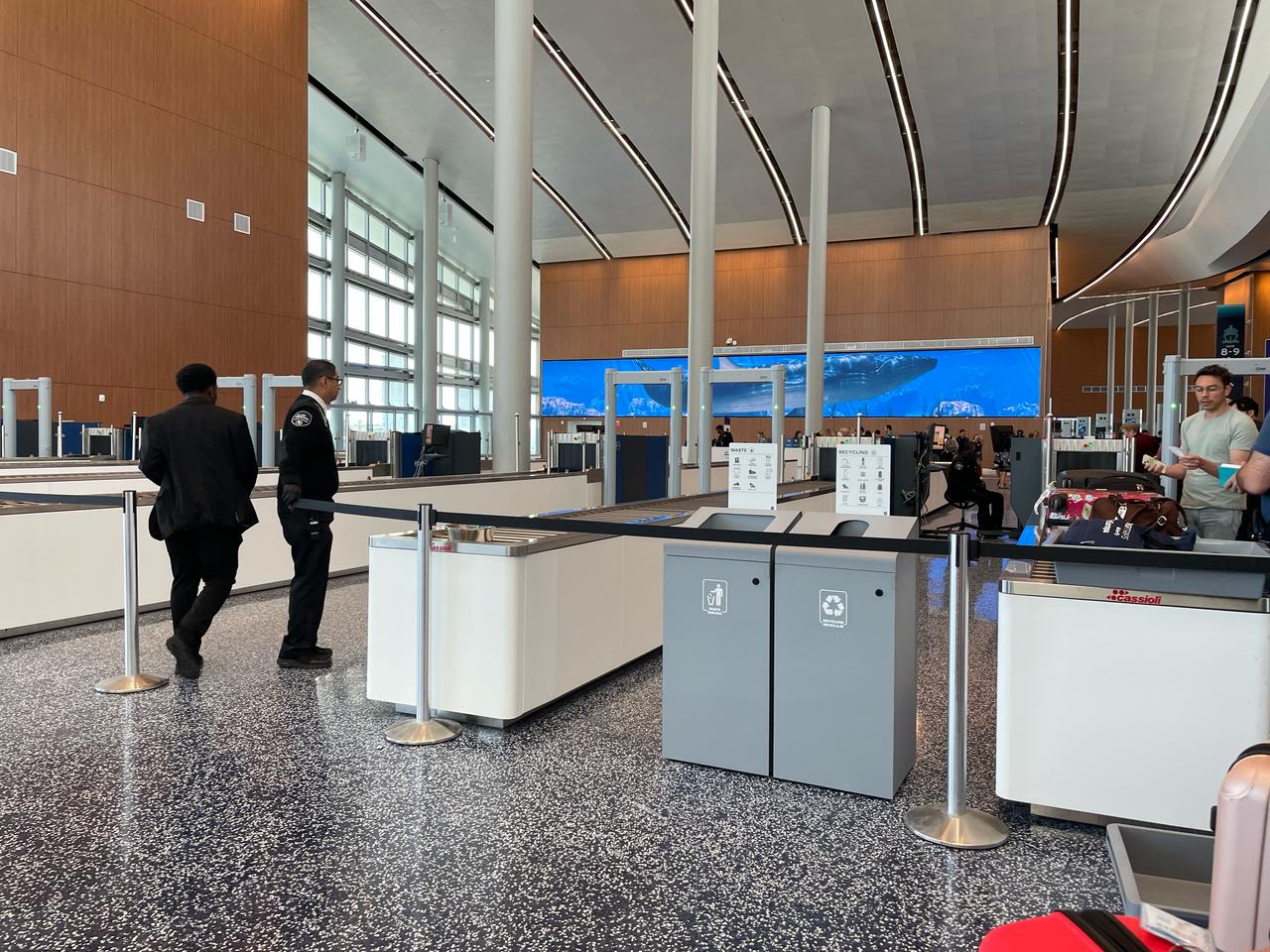 Na sequência, hóspedes e bagagens passam pelo raio x