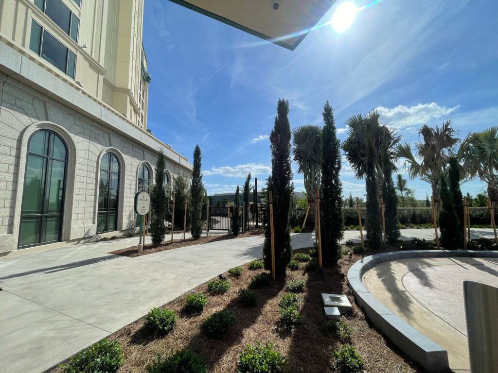 Novas plantas decorativas estão sendo implantadas na entrada do hotel