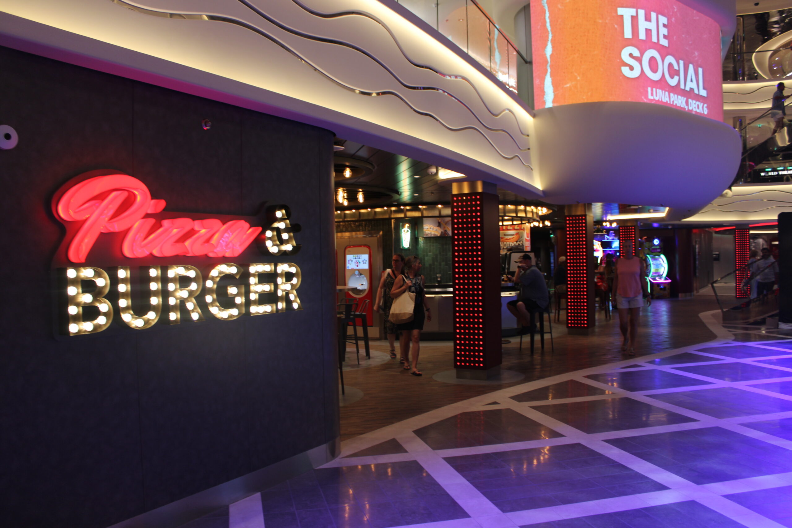 O MSC World America Pizza & Burger está localizado no deck 6