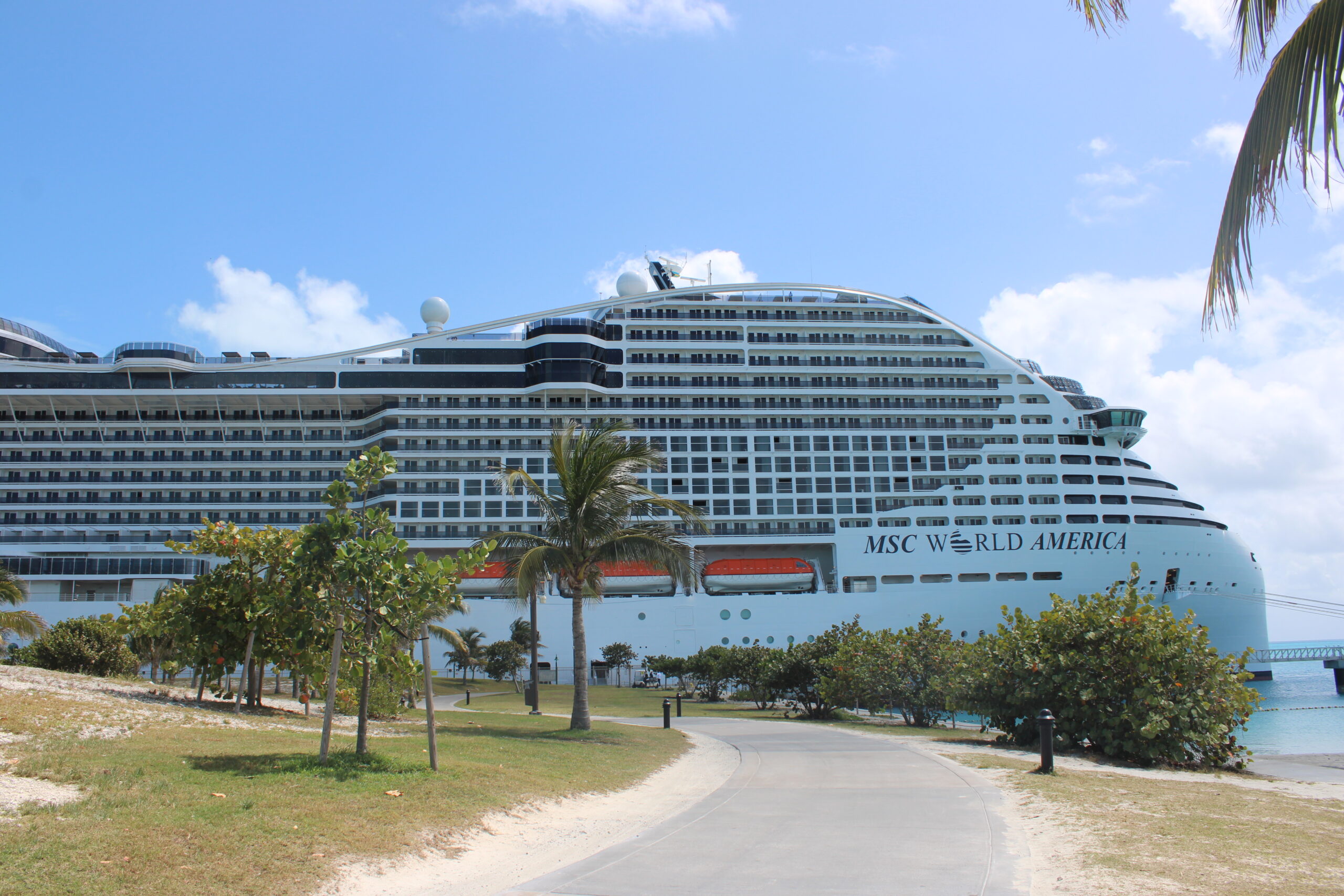 O MSC World America visto da Ocean Cay, ilha privativa da MSC nas Bahamas
