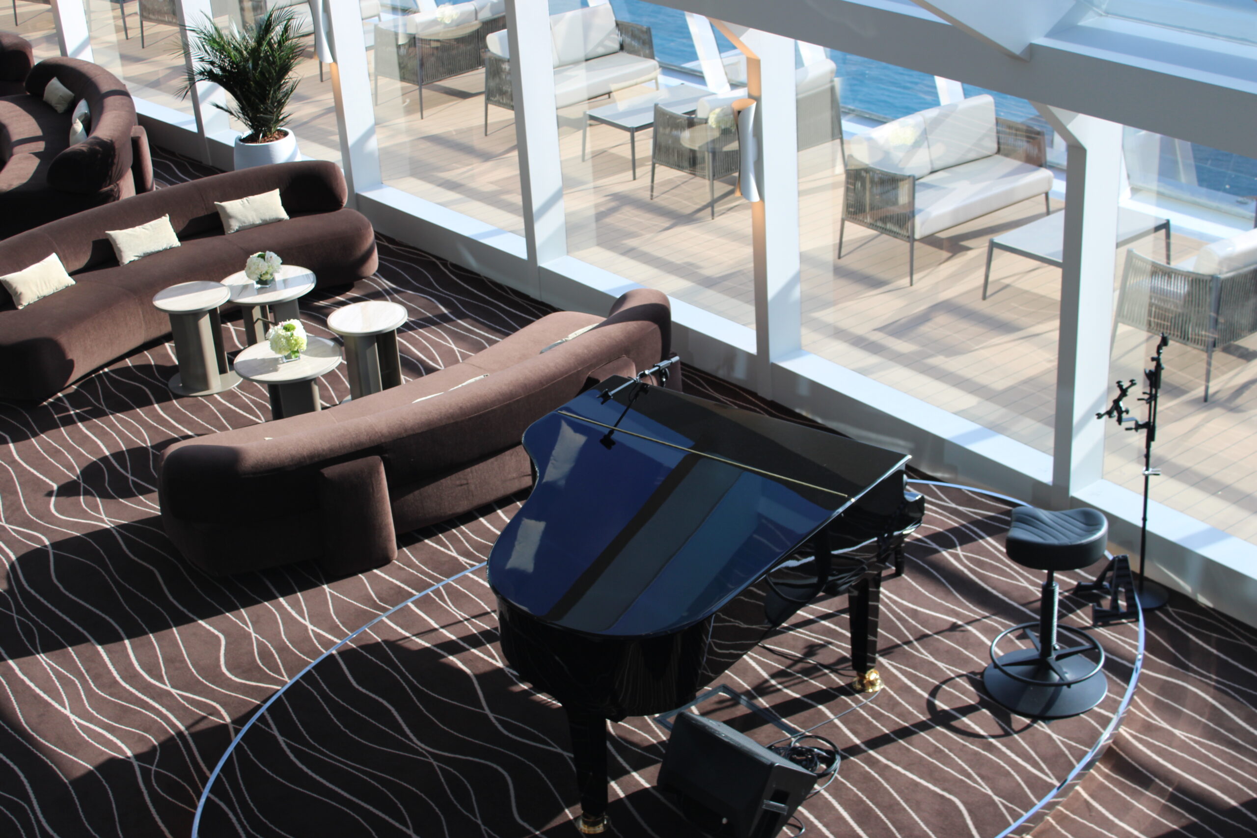 O Top Sail Lounge conta ainda com um piano O Top Sail Lounge conta ainda com um piano