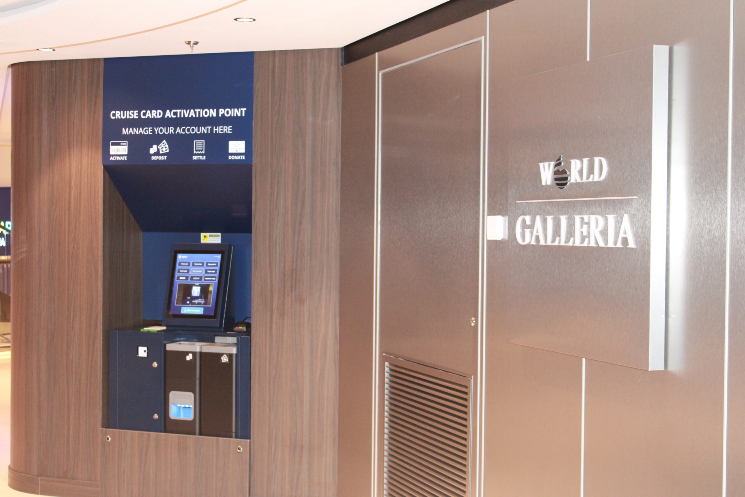 O World Galleria reúne as principais lojas e restaurantes de especialidade do navio