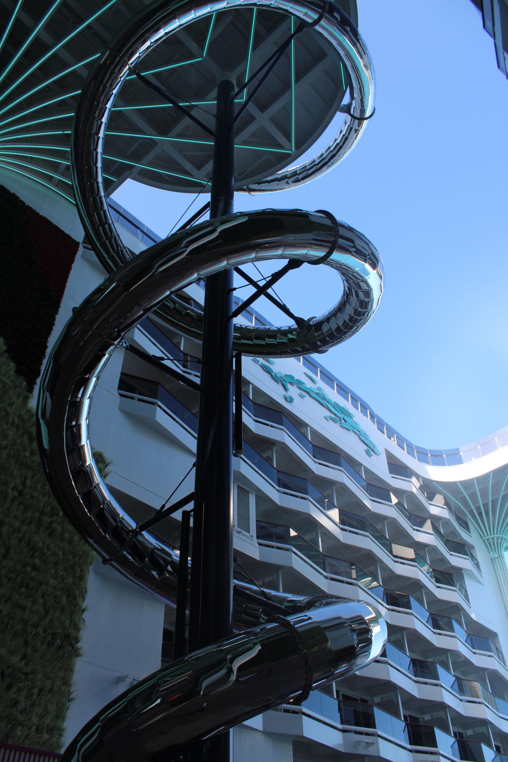 O escorregador seco Jaw Drop The Spiral, com 11 andares, é um dos mais longos do gênero no mar