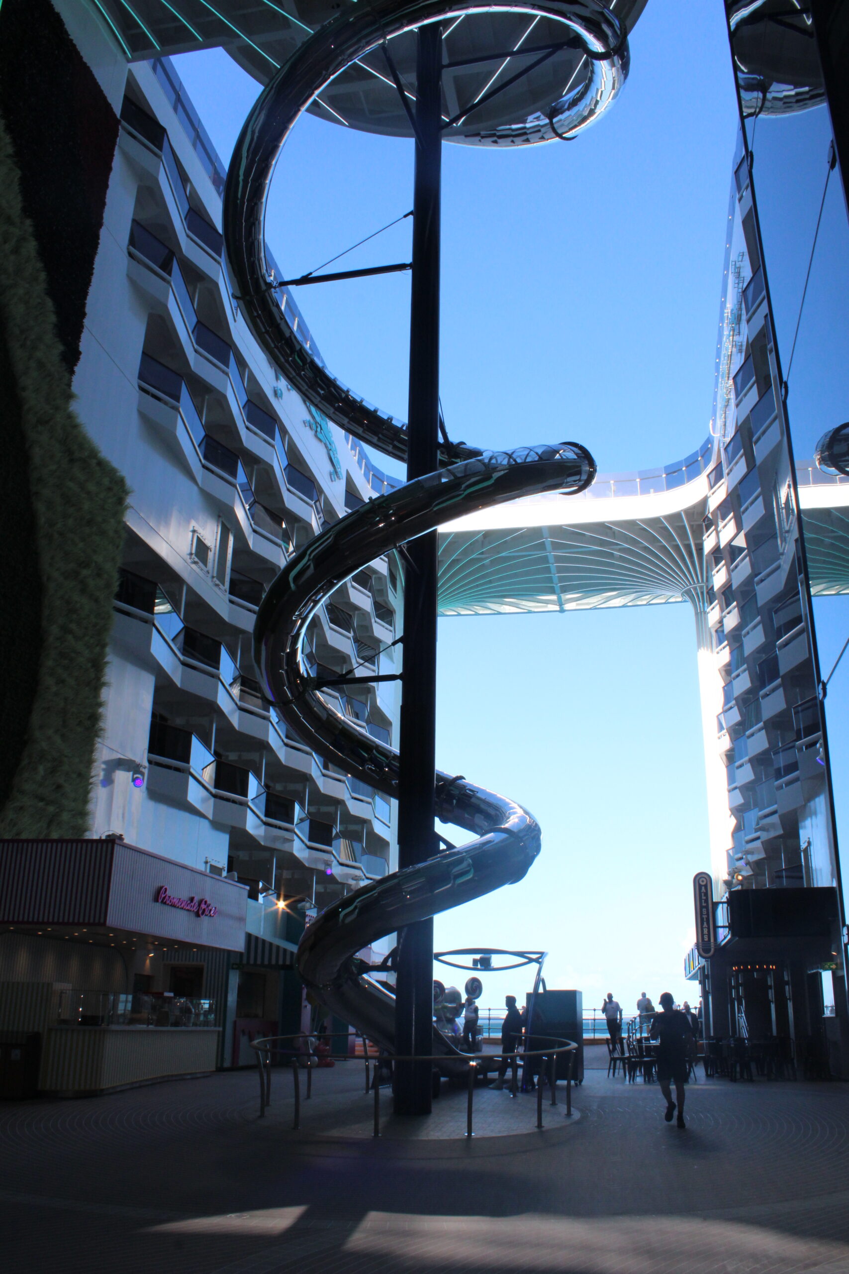 O escorregador seco de aço inoxidável alterna entre trechos claros e escuros, oferecendo vistas deslumbrantes do mar na parte de trás do navio