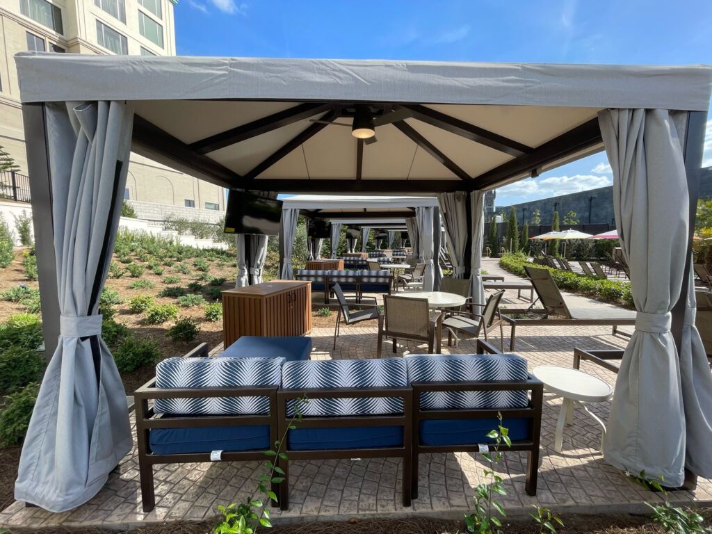 O espaço conta com 18 cabanas