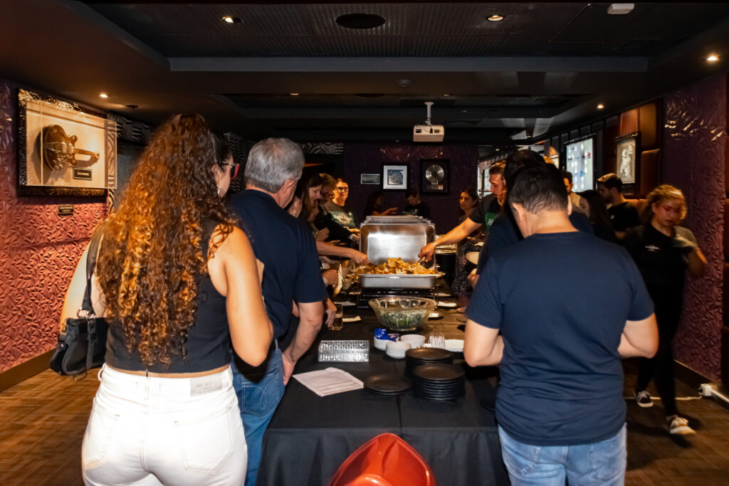 O jantar contou com hambúrgueres, batata frita, iscas de frango e tacos O jantar contou com hambúrgueres, batata frita, iscas de frango e tacos