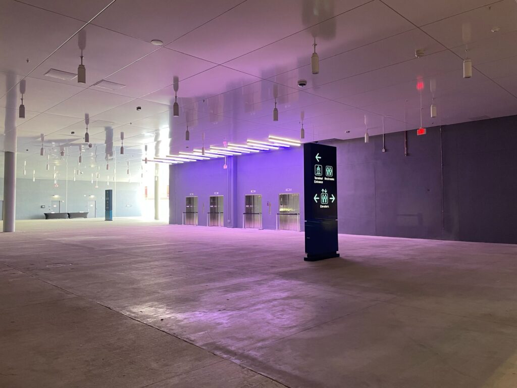 O local possui iluminação moderna e colorida