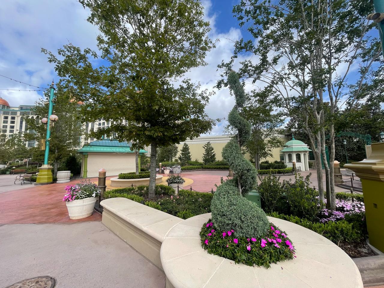 O paisagismo do parque faz complemento a ambientação temática