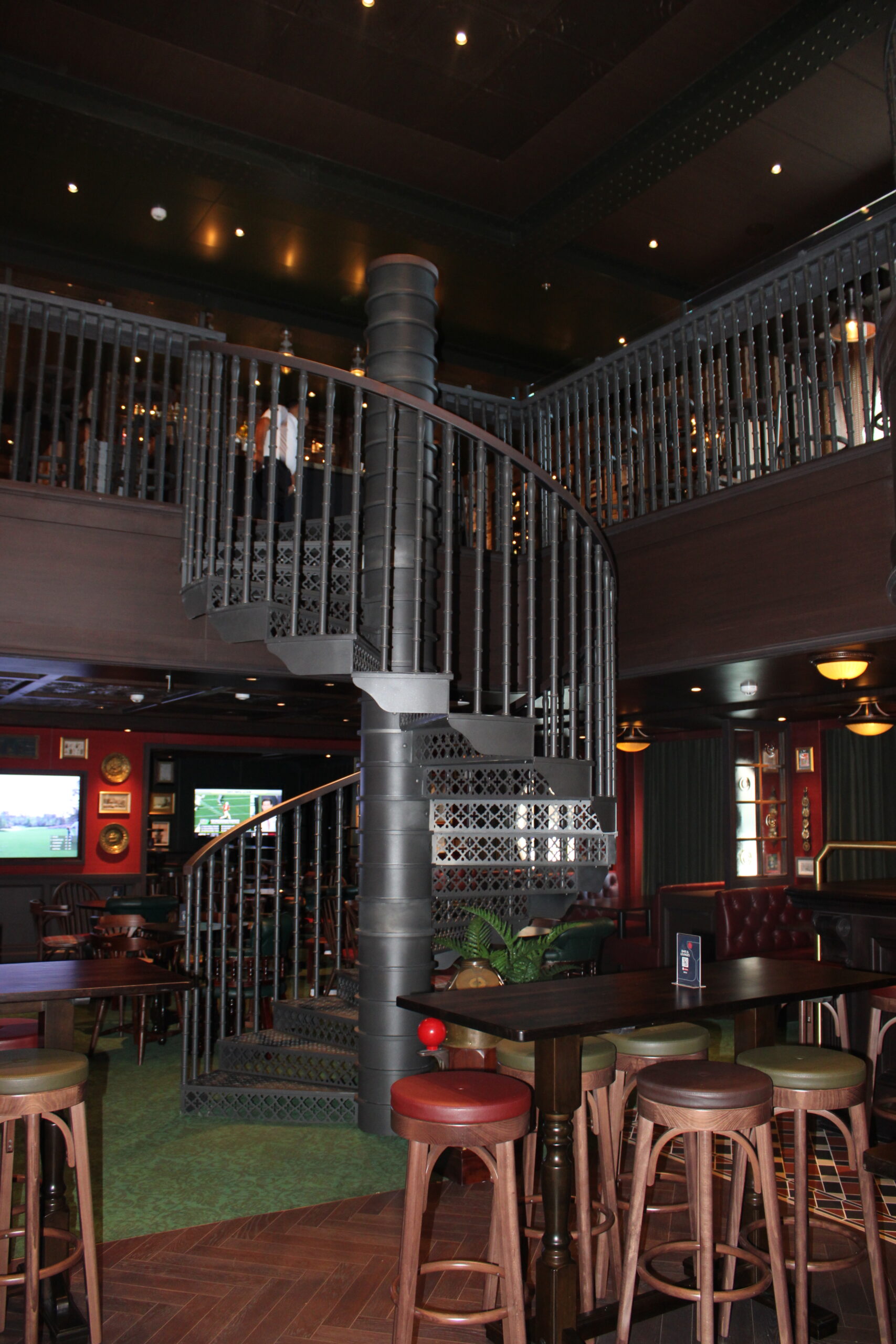 O pub tem dois andares, no primeiro se encontra o Master e no segundo, o bar de Gin